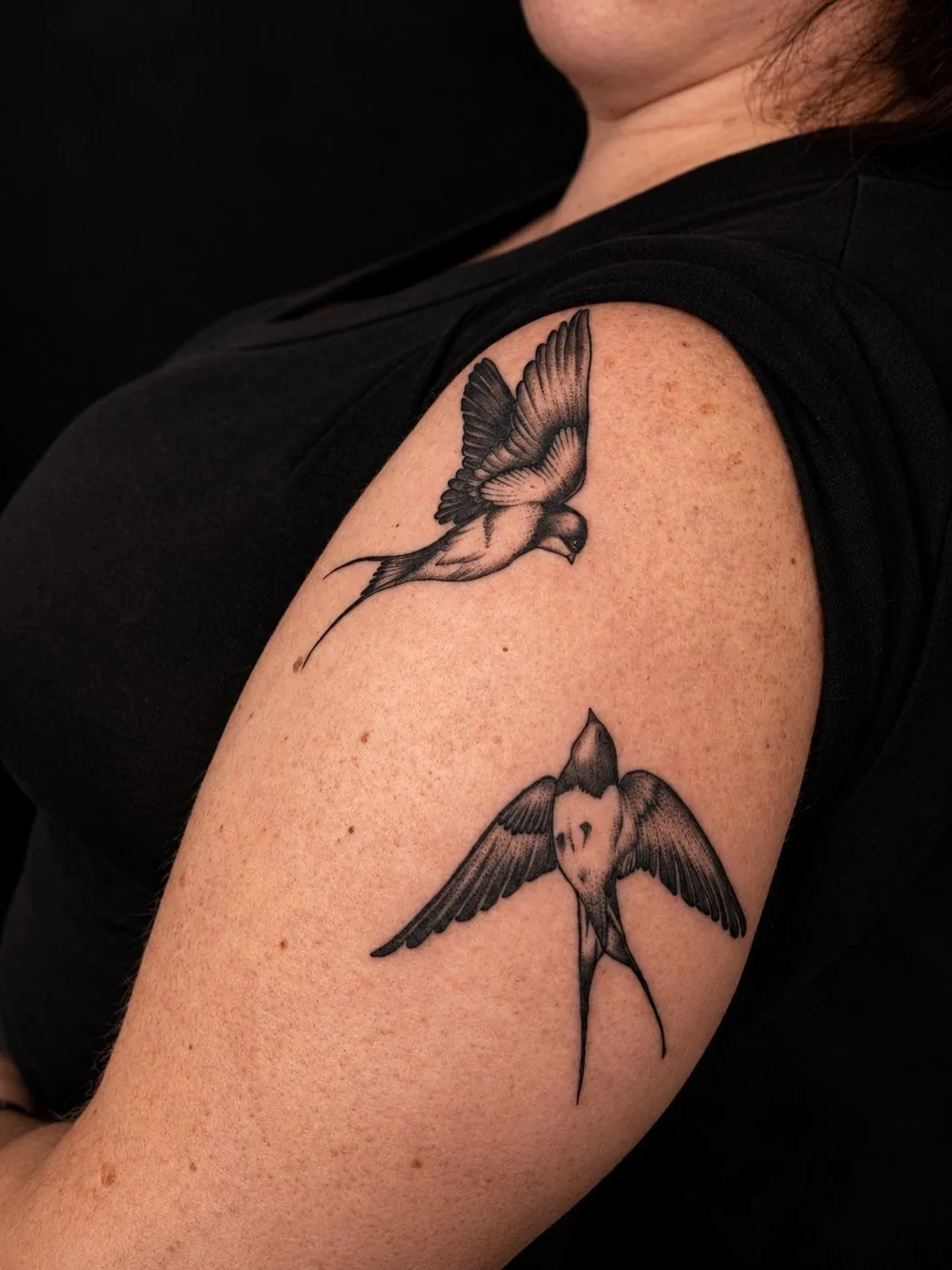 Schwalben-Tattoos auf der Schulter